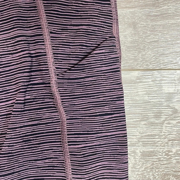 NWOT Athleta Ultimate Capri Leggings Black Purple Linear Lines Volcanic M - Picture 16 of 16